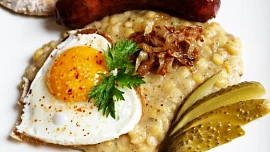 Dokonalé hrachové kaši s křupavou cibulkou nikdo neodolá. Hebké konzistence a vyvážené chuti přitom docílíme docela snadno