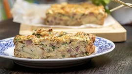 Pravá jihočeská velikonoční nádivka: Voní uzeným masem, muškátovým oříškem i bylinkami. Je krásně šťavnatá a kyprá