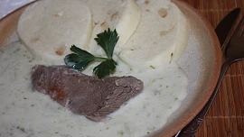 Retro okurková omáčka podle ČSN: Překvapí neobvykle delikátním spojením kyselých okurek a smetany