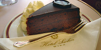 Ty nejsladší a nejlepší rakousko-uherské moučníky: Vanilkou vonící kremeše nebo dokonalý Sachrův dort. Jak na něj?