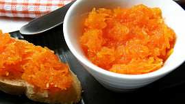 Jednoduchá a levná mrkvová marmeláda ze tří surovin je skvělá na chleba i na palačinky