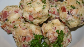 Špekové rohlíkové knedlíky: Výborná příloha k pečenému masu i samostatné jídlo s osmaženou cibulkou a kysaným zelím