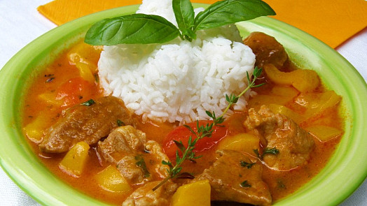 Vepřový perkelt bez mouky a zbytečné vody: Hustou šťávu vytvoří cibule, paprika i pomalé dušení