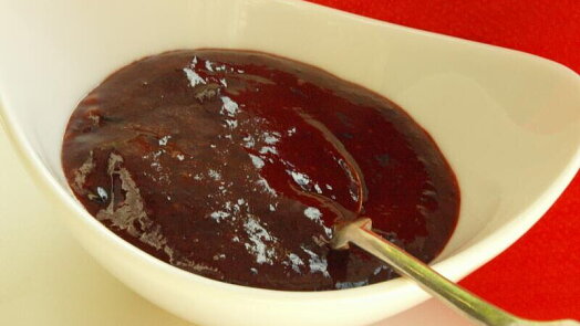 Tradiční recept na pečená švestková povidla: Voní skořicí a rumem a příprava je zcela bez míchání