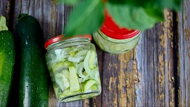 Naložte si cuketu jako matjesy: Chutná příjemně sladkokysele a hodí se k pečenému masu i sýrům