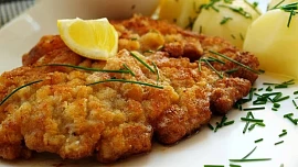 KVÍZ: Vyznáte se v druzích smažených řízků? Otestujte si, zda víte, co dostanete na holštýnském a do kterého patří sýr