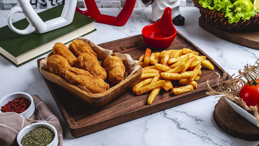 Kuřecí nebo krutí nugetky jsou ke sledování hokeje jako dělané.