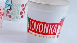 Retro okénko: Ovocné jogurty byly českým vynálezem. Oblíbená Jovonka stála 1,30 Kčs a díky ovocnému sirupu ji milovaly děti