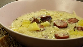 Pravá valašská kyselice: Polévka z brambor a zelí, která postaví na nohy i horala, se dá vylepšit klobáskou nebo houbami