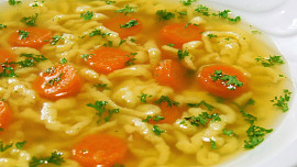 Polévka s kapáním jako od babičky: Poměr vajec a mouky rozhodne o chuti i struktuře