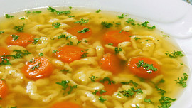 Polévka s kapáním jako od babičky: Poměr vajec a mouky rozhodne o chuti i struktuře