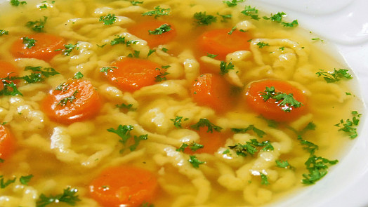 Polévka s kapáním jako od babičky: Poměr vajec a mouky rozhodne o chuti i struktuře