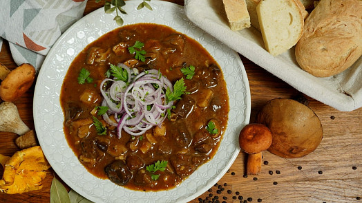 Dokonalý houbový guláš je nejlepší z hříbků. Chuť a barvu zvýrazní velké množství cibule a sladká paprika, guláš se konzumuje jen čerstvý