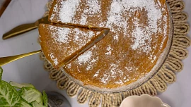 Jednoduchá pudinková buchta je úžasně nadýchaná, voní vanilkou a při jejím pečení se obejdete i bez mouky