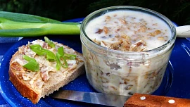 Pomalu pečený bůček z trouby: Francouzské rillettes voní vínem a chutnají božsky. Kouzlem dokonalé chuti je pomalá příprava