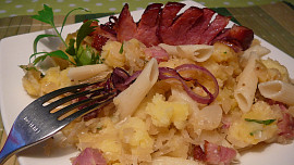 Sedlácká bída: Skvělá staročeská specialita ve stylu „co dům dal“. Nudle, brambory a zelí tvoří dokonalou kombinaci