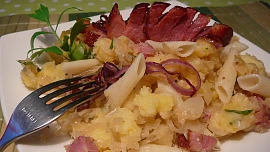 Sedlácká bída: Skvělá staročeská specialita ve stylu „co dům dal“. Nudle, brambory a zelí tvoří dokonalou kombinaci