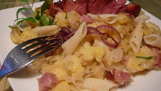 Sedlácká bída: Skvělá staročeská specialita ve stylu „co dům dal“. Nudle, brambory a zelí tvoří dokonalou kombinaci