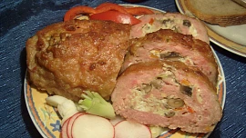 Roláda z mletého masa s náplní z vajec, sterilované zeleniny a hub má jemně pikantní chuť a je báječně šťavnatá