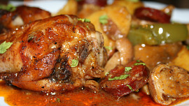 Cikánské kuře: Jemně pikantní a šťavnaté maso pečené společně s bramborami hraje rozmanitými chutěmi všech ingrediencí