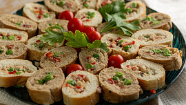 Jednohubky z plněného rohlíku okouzlí každou návštěvu: Na řezu vypadají velmi efektně a hotové jsou do 15 minut