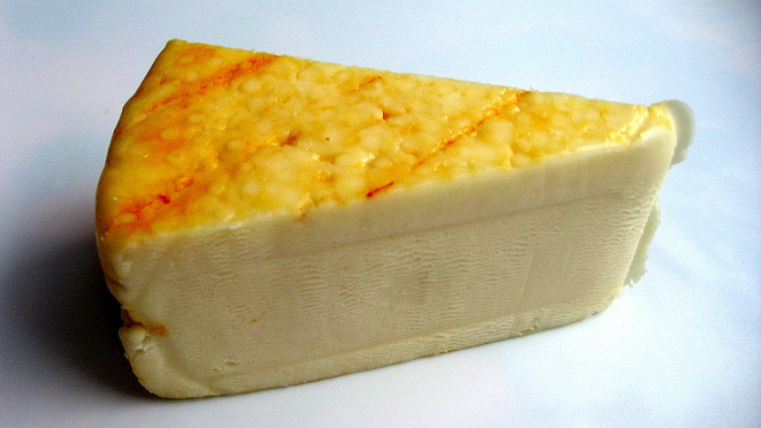 Unikátní český sýr Blaťácké zlato: Připravte si jej třeba jako smažák s hořčičným dipem!