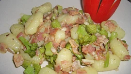 Česnekové gnocchi s brokolicí a slaninou: Česnek dodá jídlu vůni a slanina šťavnatost, sýr na povrchu pak typicky italský šmrnc