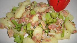 Česnekové gnocchi s brokolicí a slaninou: Česnek dodá jídlu vůni a slanina šťavnatost, sýr na povrchu pak typicky italský šmrnc