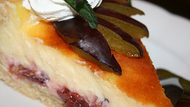 Pečení na víkend: Švestkový koláč s vanilkovým krémem je na přípravu snadný, jeho chuť ale návštěvy ohromí