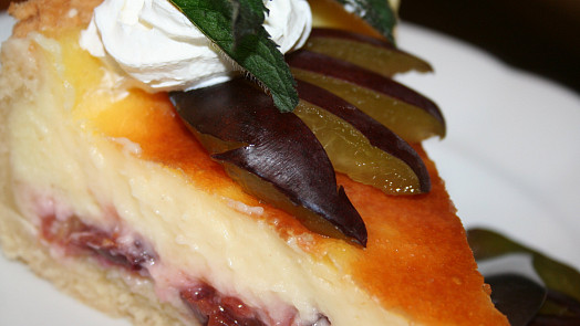 Pečení na víkend: Švestkový koláč s vanilkovým krémem je na přípravu snadný, jeho chuť ale návštěvy ohromí
