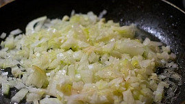 Umíte dobře osmažit cibuli? Způsob záleží na jejím dalším použití. Podle našeho přehledu neuděláte chybu Umíte dobře osmažit cibuli? Způsob záleží na jejím dalším použití. Podle našeho přehledu neuděláte chybu