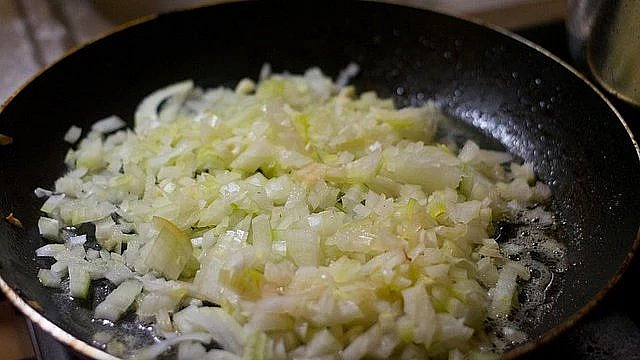 Smažení cibule se může zdát jako drobnost, ale někdo s tím má potíže. Smažení cibule se může zdát jako drobnost, ale někdo s tím má potíže.