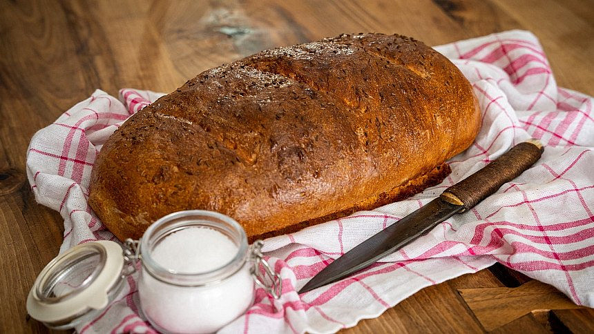 Čerstvý chleba je lahůdka, ale ani ten tři dny starý nestojí za vyhození. Udělejte si z něj třeba topinku nebo křupavé krutony.