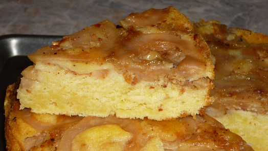 Smažený jablečný koláč na pánvi: Nepotřebujete ani troubu, a přesto si skvěle pochutnáte!