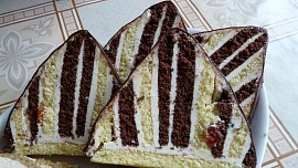 Retro dezert střecha vznikl z nouze, ale hitem je dodnes. Jeho tajemství tkví v krému!