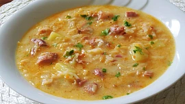 Domácí uzená zelňačka: Voňavá polévka zahřeje a zasytí, zjemňuje ji smetana a výbornou chuť zajistí jednoduchý trik