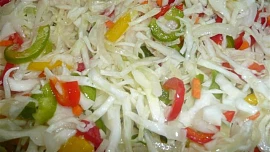 Čalamáda „ve vlastní šťávě“ má lehce kyselou pikantní chuť, je skvělou přílohou k masu a zavařená vydrží i několik let