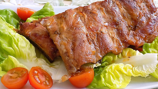 Jak na měkká a šťavnatá vepřová žebra? Pomůže správná marináda a nízká teplota
