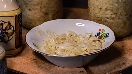 Vitaminy ve skle: Naložené křenové zelí nás v zimě pomůže zásobit vitaminy a ochránit si zdraví