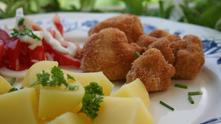 Smažený květák je oblíbeným jídlem českých rodin.