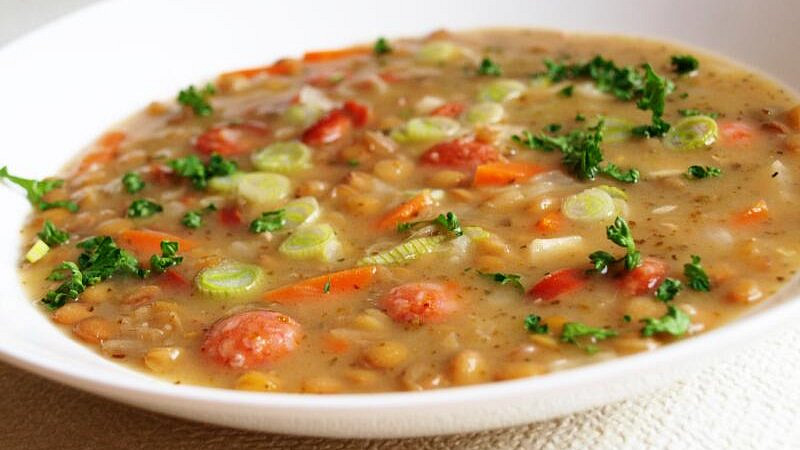 Výtečná čočková polévka: Provoněná majoránkou a dochucená zeleninou a párkem chutná fantasticky