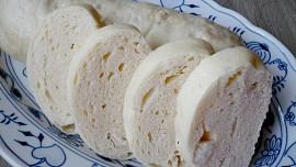 Domácí houskový knedlík nejen ke svatomartinské huse. Nadýchaný, vláčný a poctivý výborně doplní maso i zelí