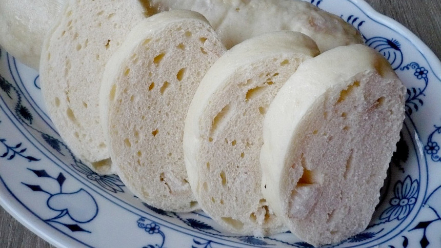 Domácí houskové knedlíky nejsou složité, když víte, jak na ně.