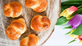 Jidáše: Tradiční velikonoční pečivo je vláčné a nadýchané, podává se potřené ingrediencí, která údajně brání hadímu uštknutí