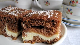 Tvarohové hrnečkové řezy: Koláč z kakaového těsta s osvěžující tvarohovou náplní je rychlý a lehce ho zvládne i začátečník