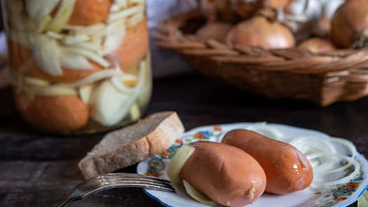 Pikantní utopenci podle Ostravskeho Gastrošefa: Influencer ukázal nejen fígl na přípravu cibule do nakládané klasiky