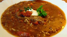 Čočková polévka se zelím: Nesmí v ní chybět aromatická majoránka, uzená klobáska a zakysaná smetana, příprava je snadná