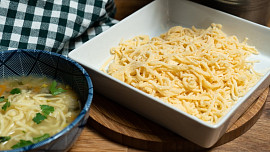 Recept na domácí nudle podle kuchařky z roku 1987: Postup zvládne i začátečník a nudle budou jak od babičky