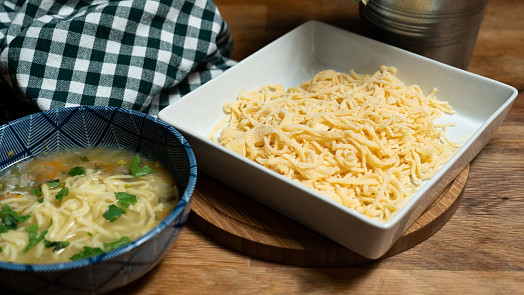 Recept na domácí nudle podle kuchařky z roku 1987: Postup zvládne i začátečník a nudle budou jak od babičky