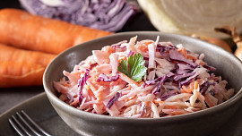 Jak připravit coleslaw: Legendární zelný salát bude krásně křupavý a svěží, stačí znát správný postup